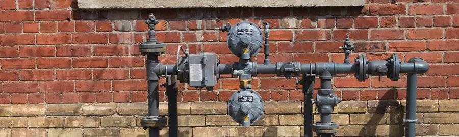 Regler und Armatur am LPG-Tank