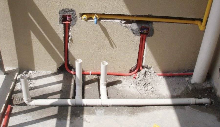 Anschlussleitungen im Rohbau-Badezimmer