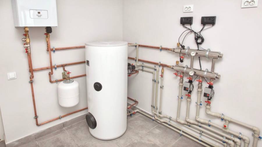 Schema einer Heizungsanlage mit markierten Komponenten des Anlagenwasserinhalts — Rohre, Heizkörper, Fußbodenheizung, Kessel