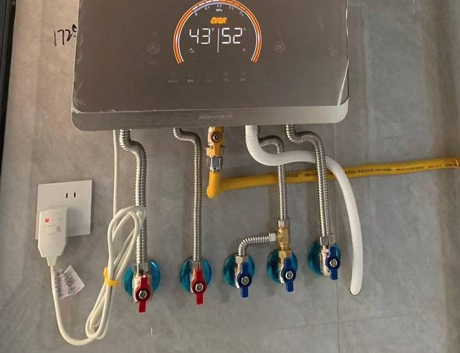 Heizraum mit LPG-Gaskessel und Kupferinstallation